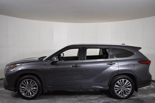 Magnetic Gray Metallic 2022 Toyota Highlander Hybrid Platinum