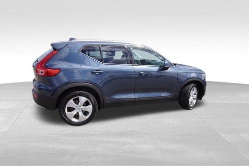 2022 Volvo XC40 T5 Momentum