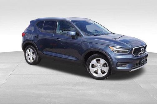 2022 Volvo XC40 T5 Momentum
