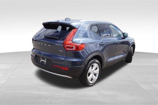 2022 Volvo XC40 T5 Momentum