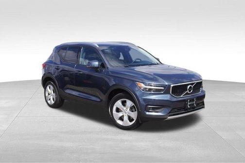 2022 Volvo XC40 T5 Momentum