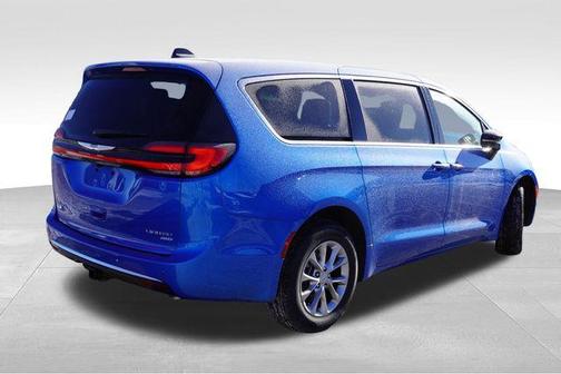 Hydro Blue Pearlcoat 2026 Chrysler Pacifica Limited