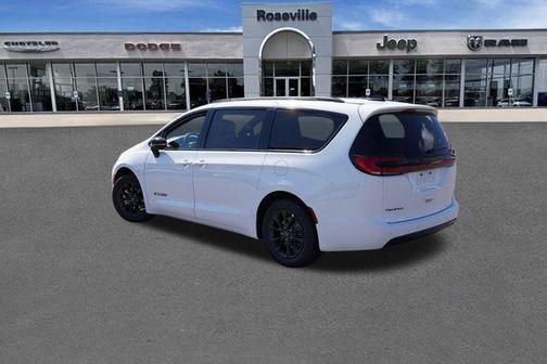 2025 Chrysler Pacifica Select