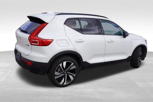 2025 Volvo XC40 B5 Plus Dark Theme