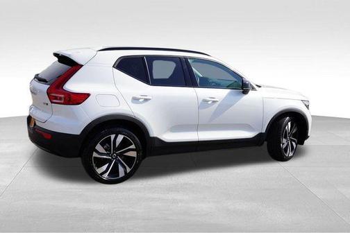 2025 Volvo XC40 B5 Plus Dark Theme
