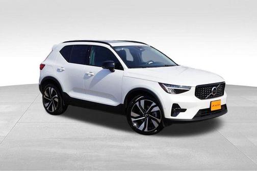 2025 Volvo XC40 B5 Plus Dark Theme
