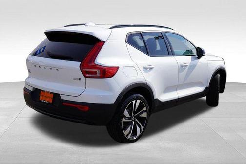 2025 Volvo XC40 B5 Plus Dark Theme