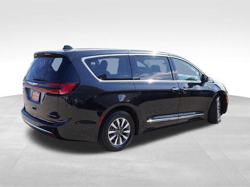 Brilliant Black Crystal Pearlcoat 2023 Chrysler Pacifica Hybrid Limited