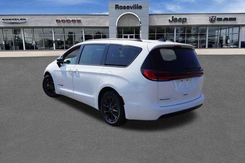 2025 Chrysler Pacifica Select