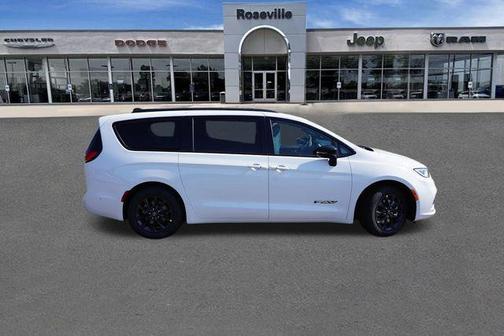 2025 Chrysler Pacifica Select