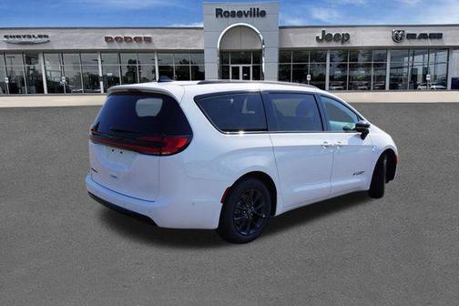 2025 Chrysler Pacifica Select