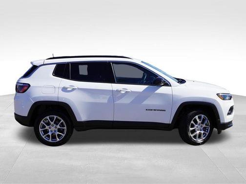 Bright White Clearcoat 2023 Jeep Compass Latitude Lux