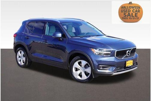 2022 Volvo XC40 T5 Momentum