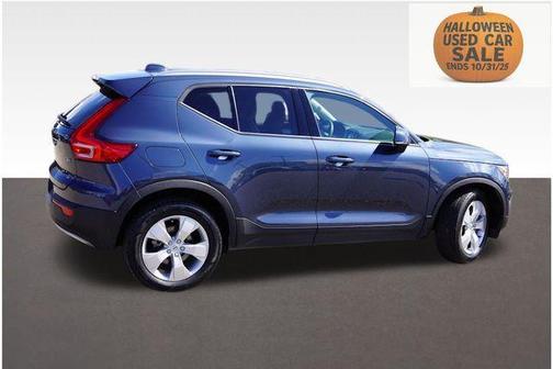 2022 Volvo XC40 T5 Momentum