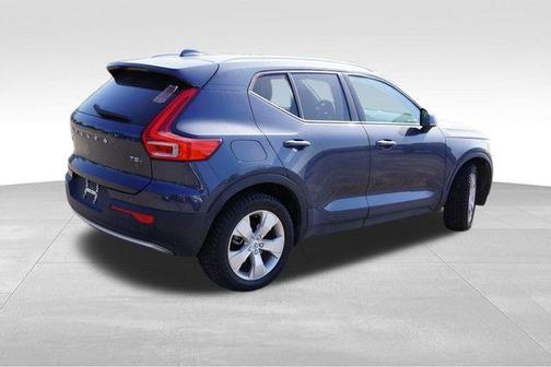 2022 Volvo XC40 T5 Momentum