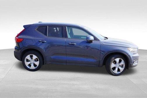 2022 Volvo XC40 T5 Momentum