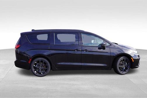 Diamond Black 2026 Chrysler Pacifica Limited