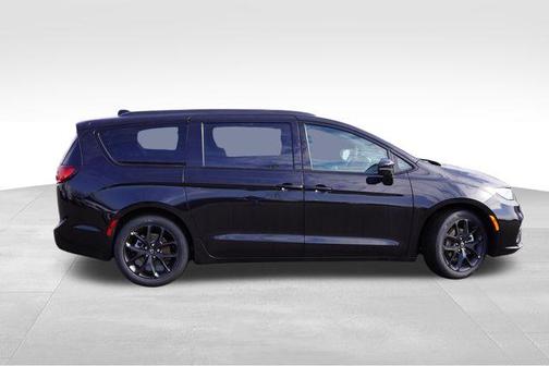 Diamond Black 2026 Chrysler Pacifica Limited