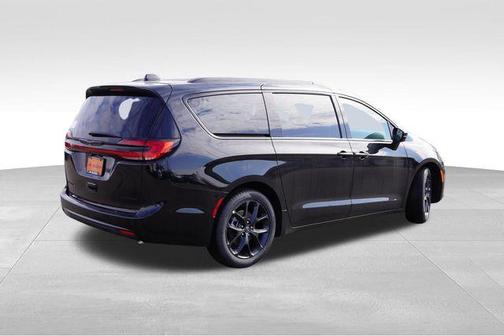 Diamond Black 2026 Chrysler Pacifica Limited