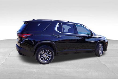 Mosaic Black Metallic 2023 Chevrolet Traverse LT Cloth