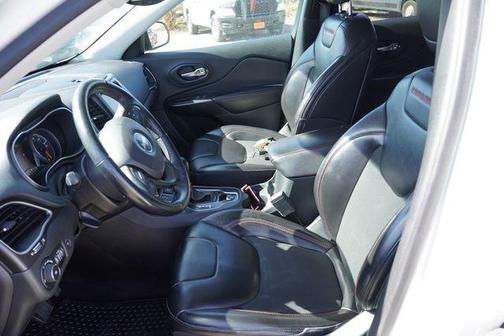 Bright White Clearcoat 2019 Jeep Cherokee Trailhawk