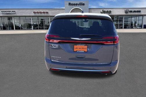 2025 Chrysler Pacifica Select