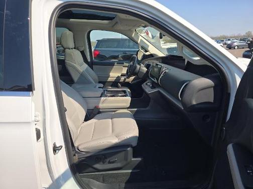 Oxford White 2025 Ford Expedition Active
