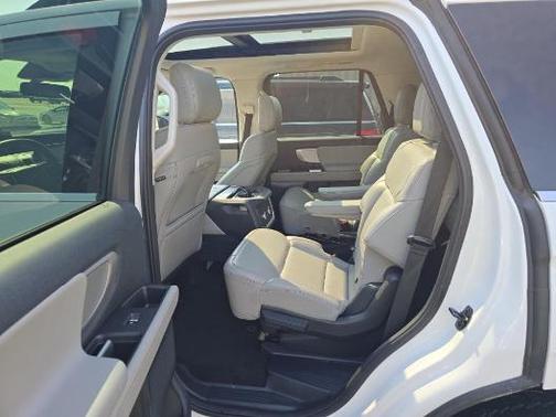 Oxford White 2025 Ford Expedition Active