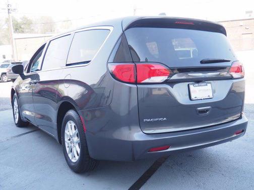 Granite Crystal Metallic Clearcoat 2017 Chrysler Pacifica Touring