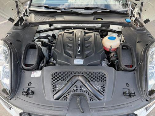 White 2017 Porsche Macan Macan