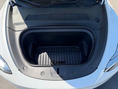 Pearl White Multi-Coat 2022 Tesla Model Y Long Range Dual Motor All-Wheel Drive