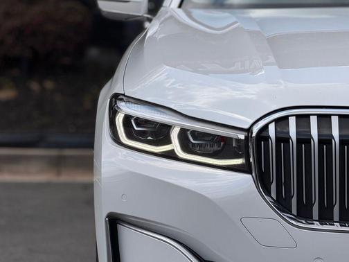 Mineral White Metallic 2022 BMW 750 i xDrive