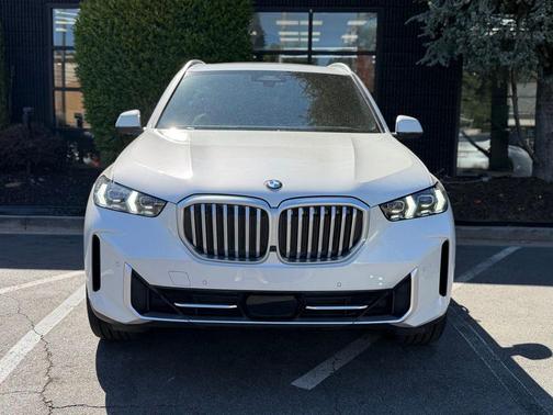 White Metallic 2025 BMW X5 xDrive40i