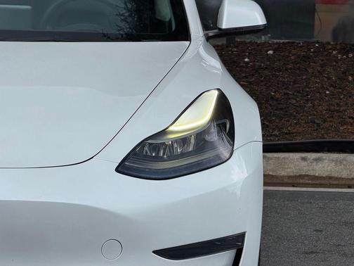 Pearl White Multi-Coat 2023 Tesla Model 3 Standard Range