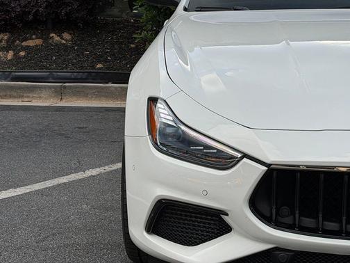 Bianco 2023 Maserati Ghibli Modena