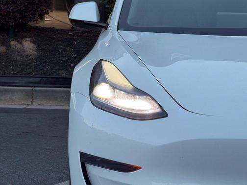 Pearl White Multi-Coat 2023 Tesla Model 3 Standard Range