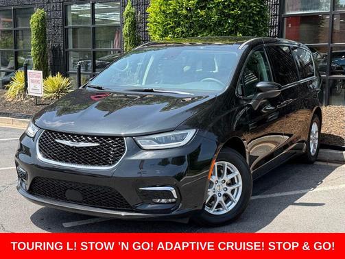 Brilliant Black Crystal Pearlcoat 2023 Chrysler Pacifica Touring L