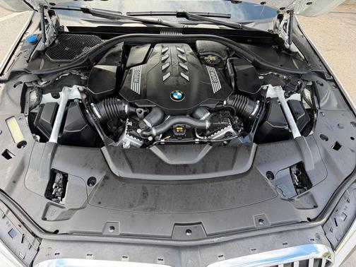 Alpine White 2021 BMW 750 i xDrive