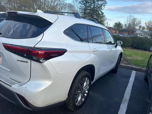 2023 Toyota Highlander Hybrid Platinum