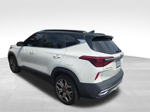 Clear White/Black Roof 2021 Kia Seltos S Turbo