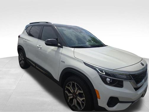 Clear White/Black Roof 2021 Kia Seltos S Turbo