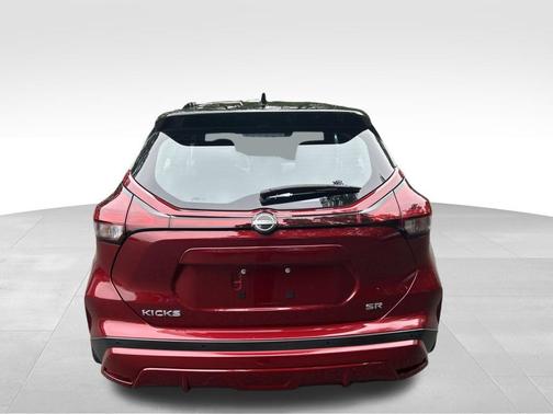 2022 Nissan Kicks SR