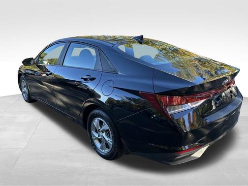 2023 Hyundai ELANTRA SE