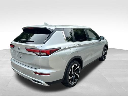 Alloy Silver Metallic 2024 Mitsubishi Outlander SE