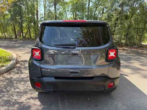 Graphite Gray 2023 Jeep Renegade Latitude