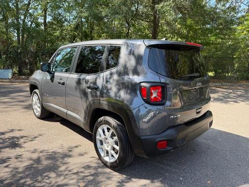 Graphite Gray 2023 Jeep Renegade Latitude