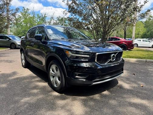 2022 Volvo XC40 T4 Momentum