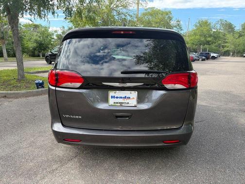Crystal Metallic 2023 Chrysler Voyager LX