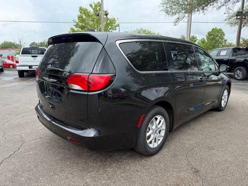Brilliant Black Crystal Pearlcoat 2023 Chrysler Voyager LX