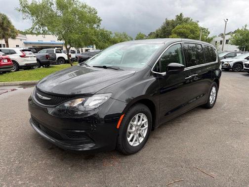 Brilliant Black Crystal Pearlcoat 2023 Chrysler Voyager LX